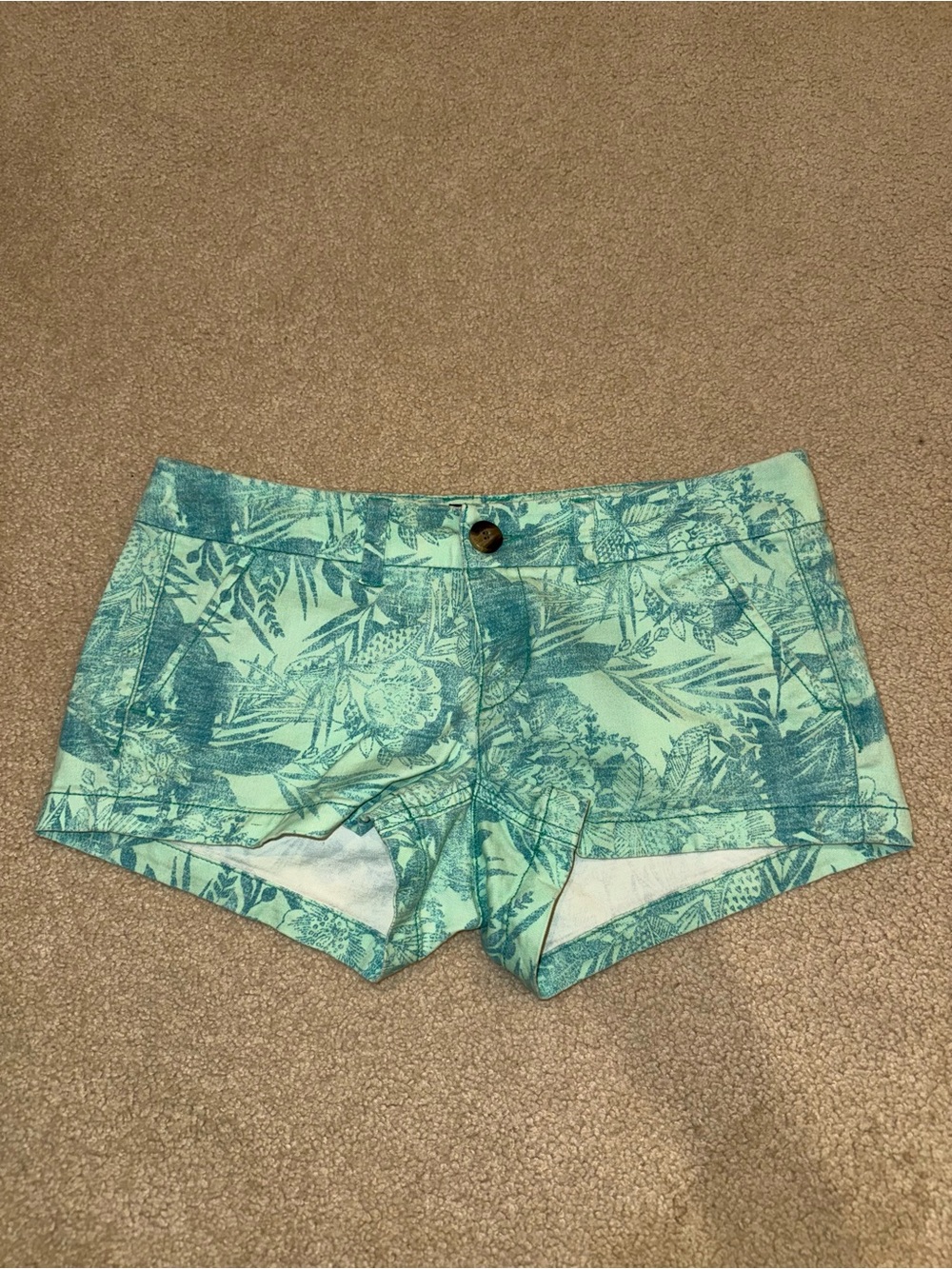 AMERICAN EAGLE GREEN PATTERNED CHINO KHAKI SHORTIE SHORTS EUC SIZE 4